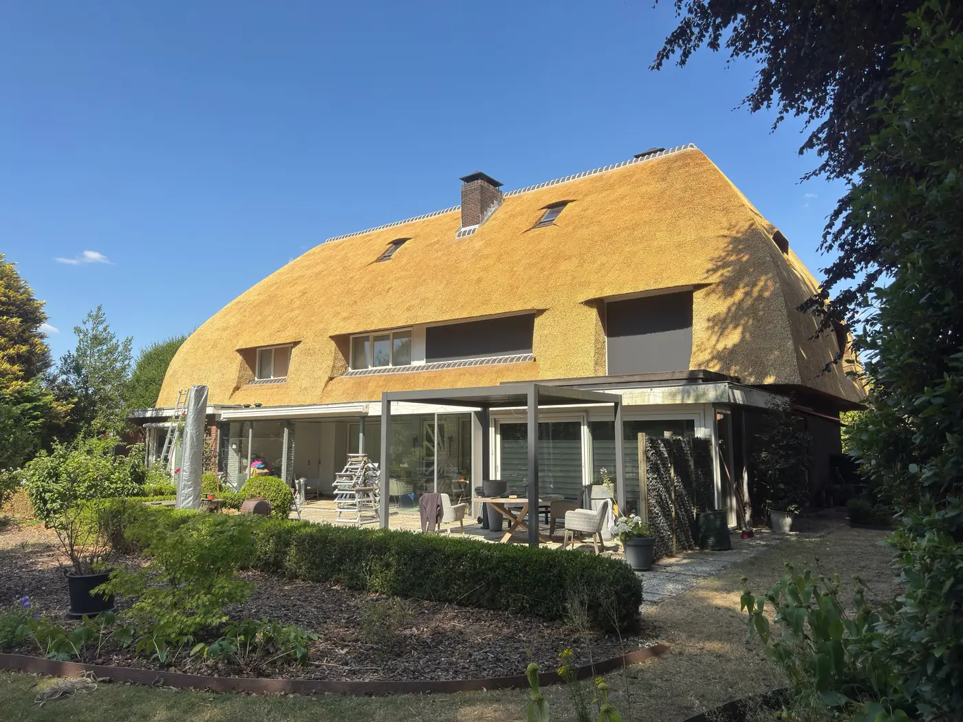 Woonhuis met een nieuw rieten dak