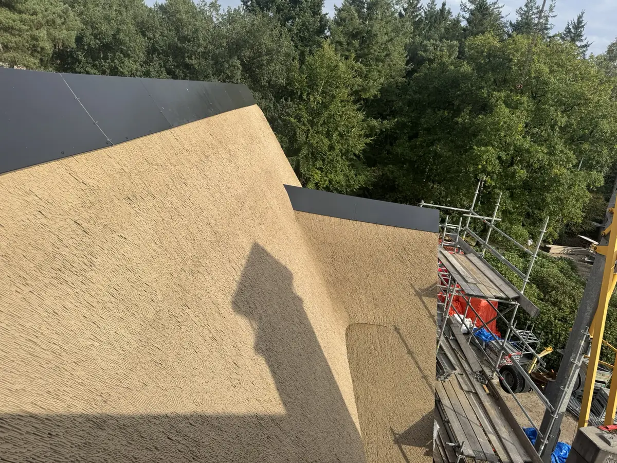 Nieuw rietdek met metalen nokafwerking
