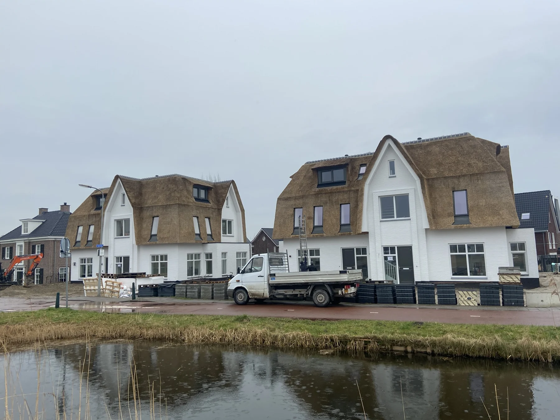 Rieten dak en werkzaamheden bij een nieuwbouwproject in Overijssel