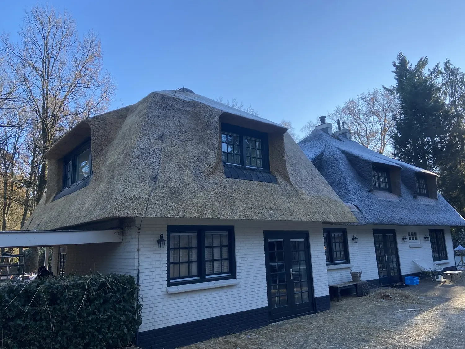 Villa met een rieten dak en rieten dakkapellen